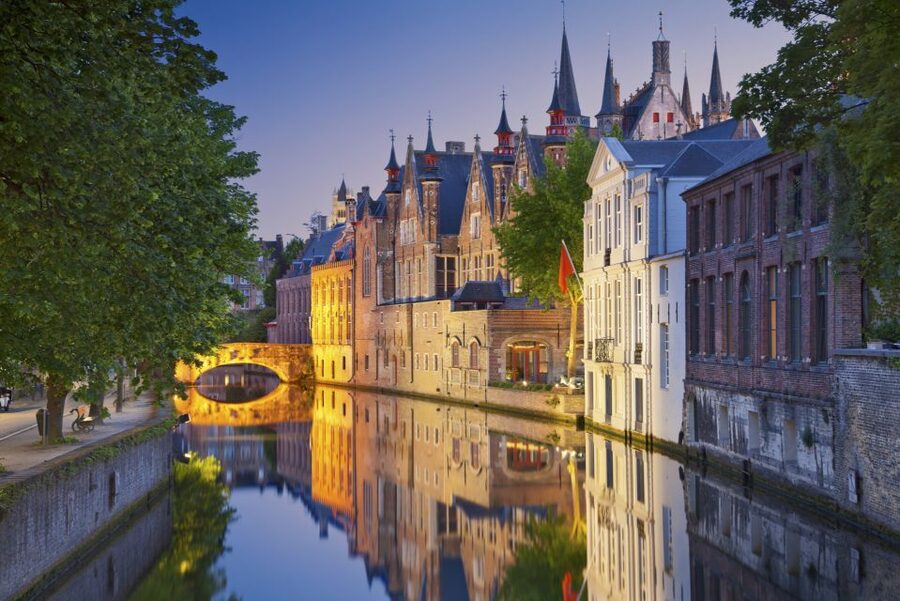 From Brussels: Bruges Day Trip with Boat Tour Option (ES) - Minnewaterpark and Begijnhof: the calm you need in Bruges