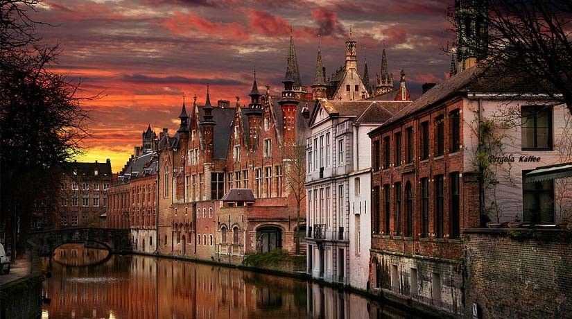 From Brussels: Bruges Day Trip with Boat Tour Option (ES) - Castle Square and Market Square: the landmark cluster that makes Bruges feel real