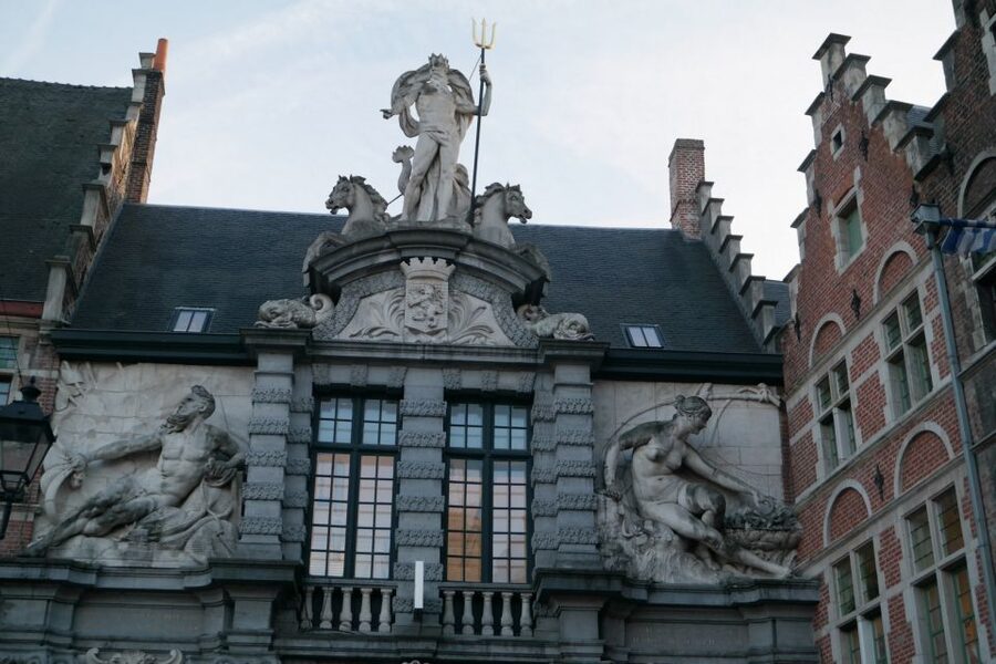Ghent: Walking Tour from Friday Market to the Cathedral - Starting in the right spot: Saint-Jacobskerk and the coach drop-off