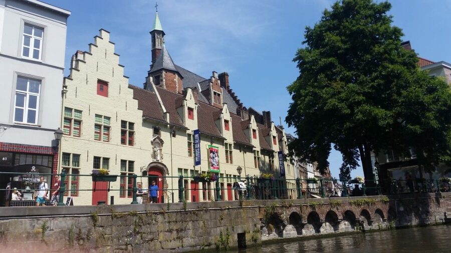Ghent: Walking Tour from Friday Market to the Cathedral - Walking the core from Woodrow Wilson square into historic Ghent