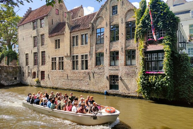 Guided boat trip and walk - Arentshof and the water hall columns, plus bronze horsemen
