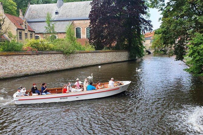 Guided boat trip and walk - Gruuthusemuseum courtyard and the family power story