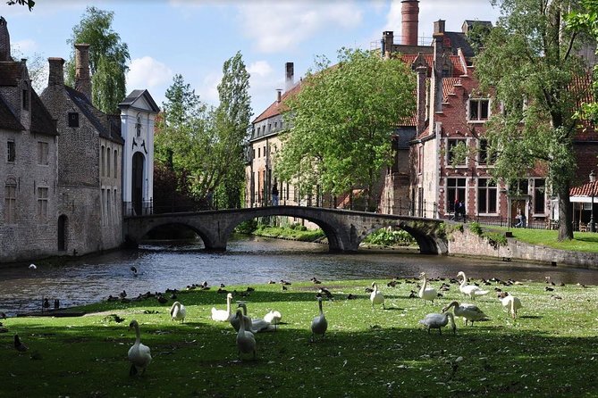 Guided tour of Bruges - Onze-Lieve-Vrouwekerk and Huidenvettersplein: Michelangelo detail, guild square context