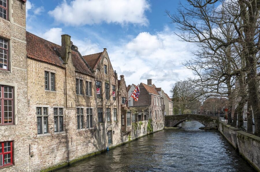 Historical walk in Bruges with local guide. Praline included - Key points at a glance