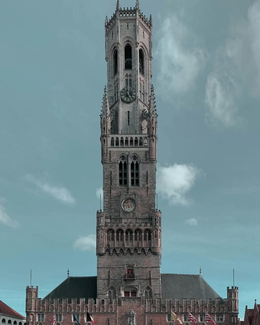 Historical walk in Bruges with local guide. Praline included - Why this Bruges historical walk is such good value in 2 hours