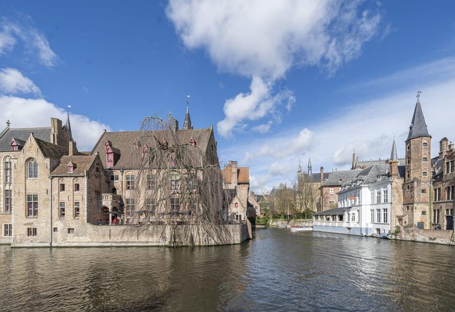 Historical walk in Bruges with local guide. Praline included - Gruuthuyse Castle and the Church of Our Lady: turning landmarks into stories