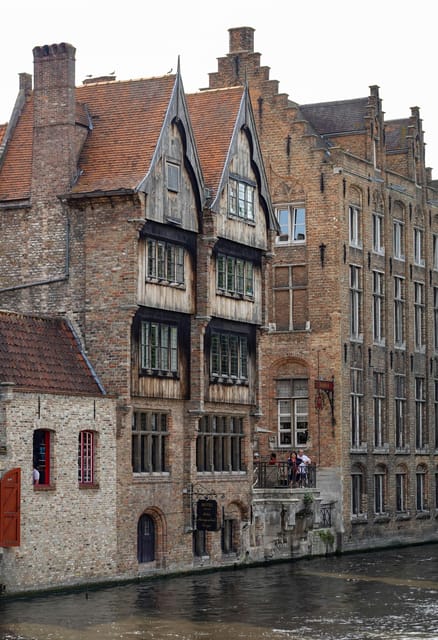 Historical walk in Bruges with local guide. Praline included - Praline from Sukerbuyc, plus the practical extras you’ll feel during the walk