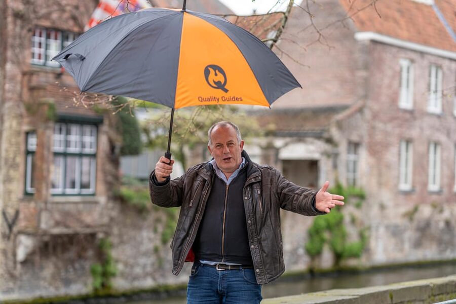 Historical walk in Bruges with local guide. Praline included - Getting your bearings fast: Belfry, Markt, and Burg Square