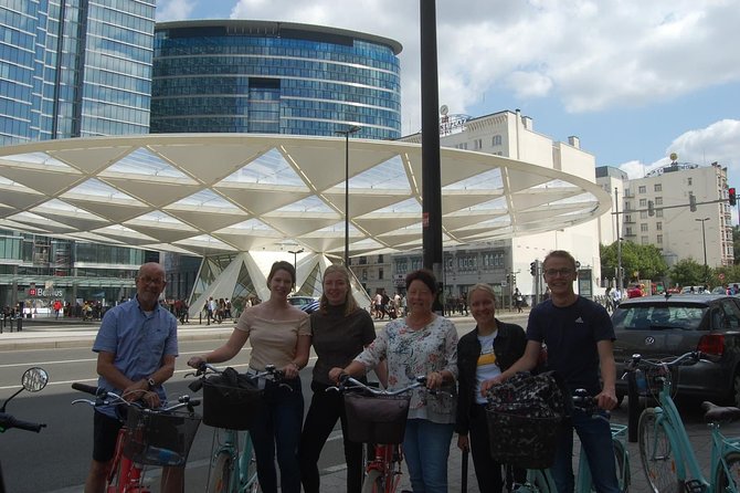 Lively Brussels Highlights Bike tour DUTCH - Manneken Pis waffle and water: a break that feels like a mini festival