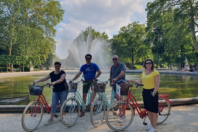 Lively Brussels Highlights Bike tour DUTCH - Royal Palace gates and the “gold” look you can spot fast
