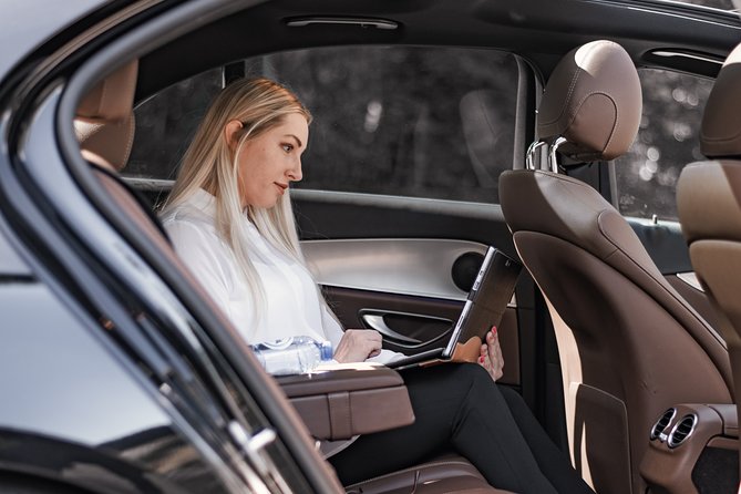 Private transfer from BRU Airport to Brussels city with luxury limousine 3 pax - The real magic: 60 minutes of free waiting after landing
