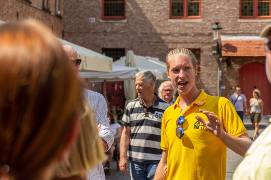 💛 Tell Me About Bruges 🏰 1000 Years of Stories by Locals ⭐ - Finding your guide at the Belfry, then getting oriented fast