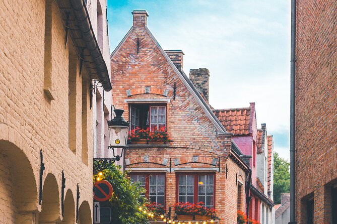 Walking tour of Bruges with boat option and/or beer tasting - Chocolalino artisan stop, how to taste like a local